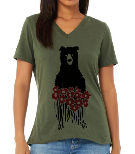 Relaxed V Neck Bear Flowers